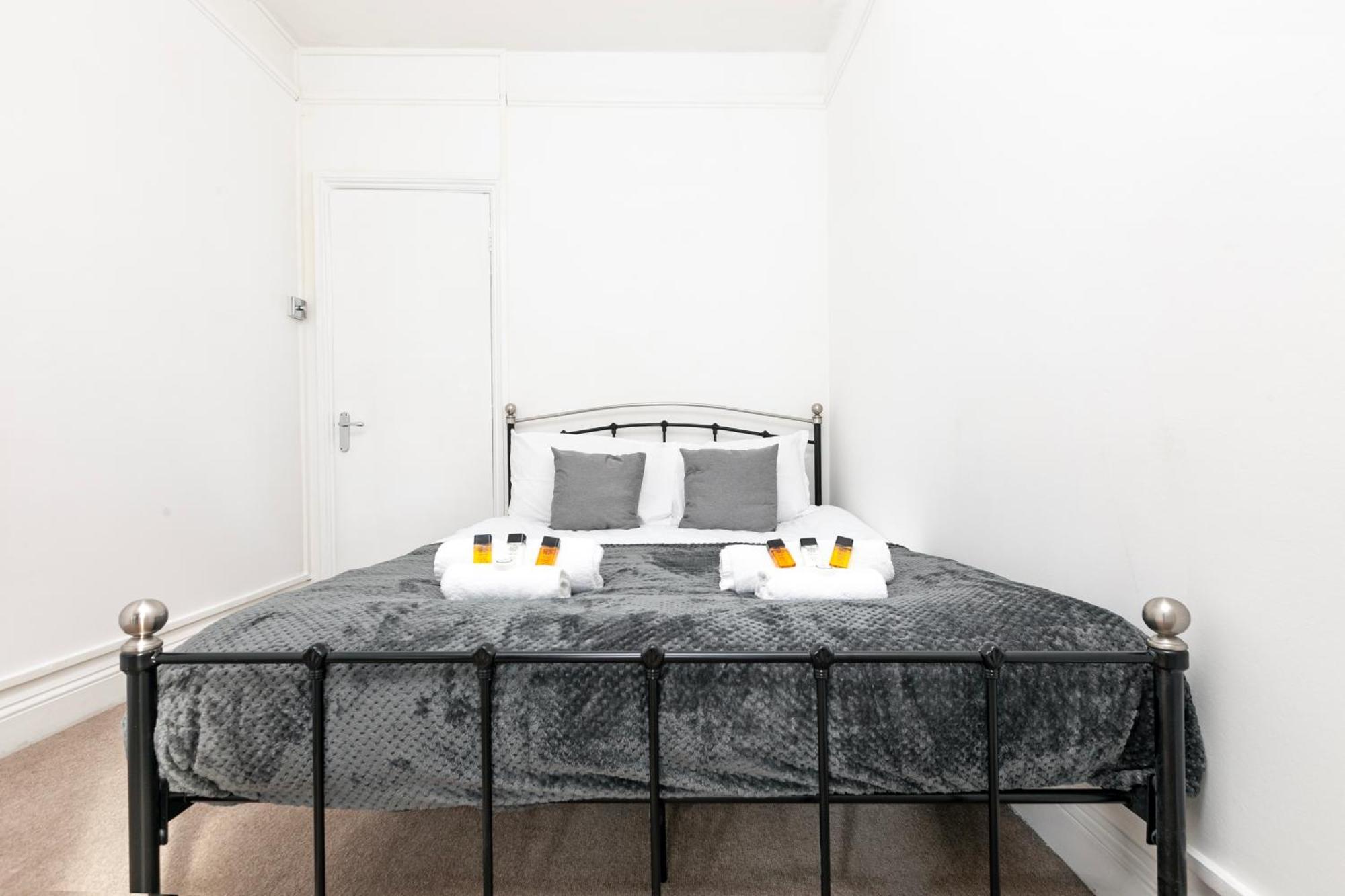 Beautiful 3 Bedroom Flat In Scott Ellis Gardens Londres Exterior foto